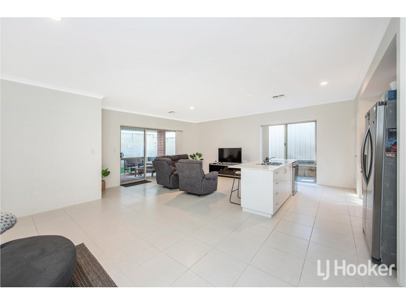 65 Warburton Trail, Lakelands WA 6180