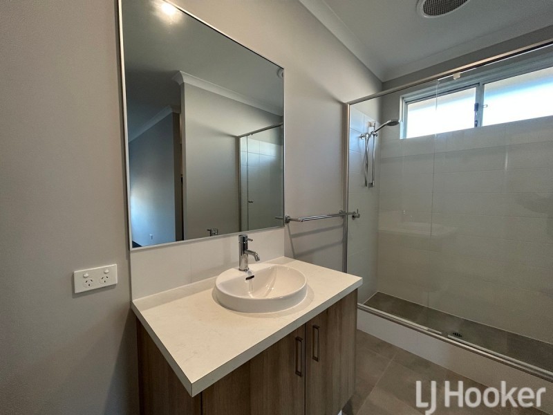 242 Badgerup Avenue, Lakelands WA 6180