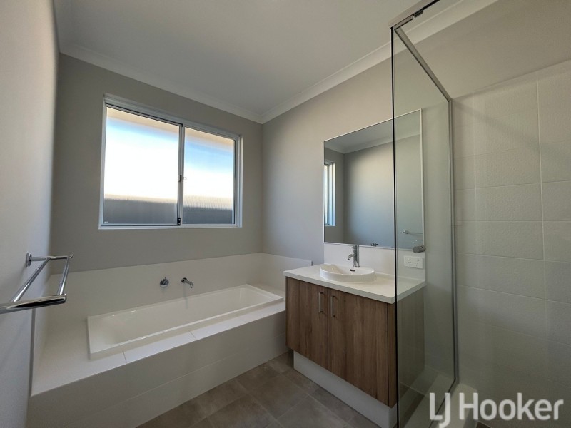 242 Badgerup Avenue, Lakelands WA 6180