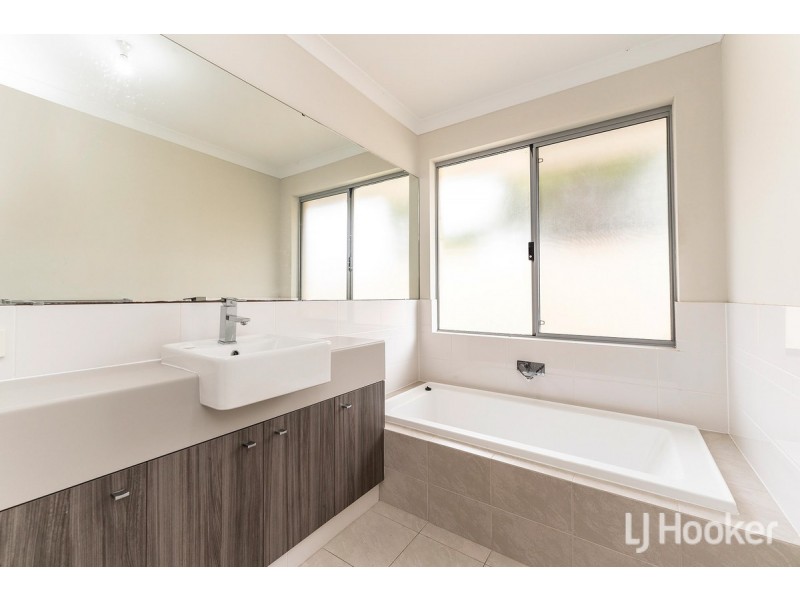 8 Dowerin Circuit, Lakelands WA 6180