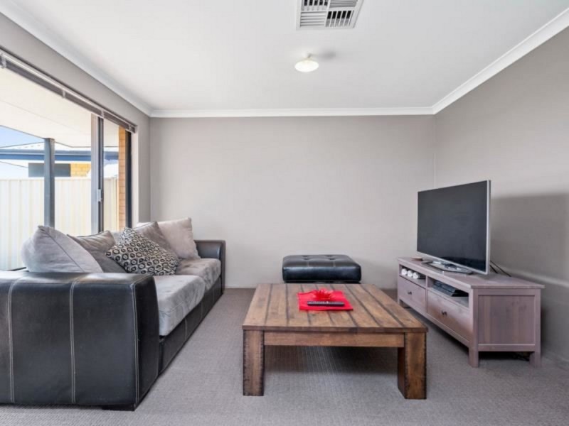 2 Keelia Vale, Lakelands WA 6180