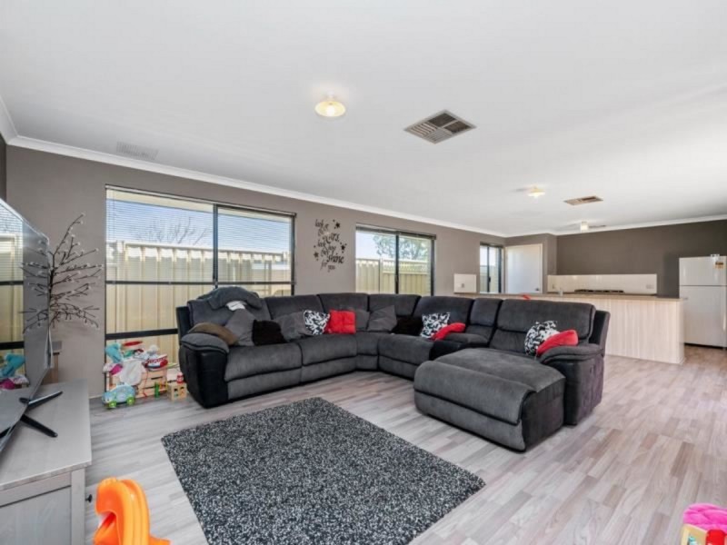 2 Keelia Vale, Lakelands WA 6180