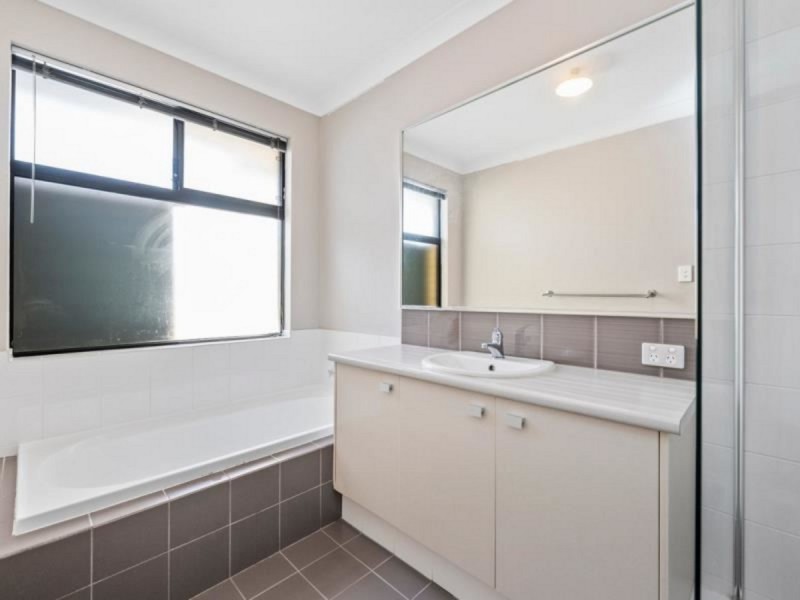 2 Keelia Vale, Lakelands WA 6180