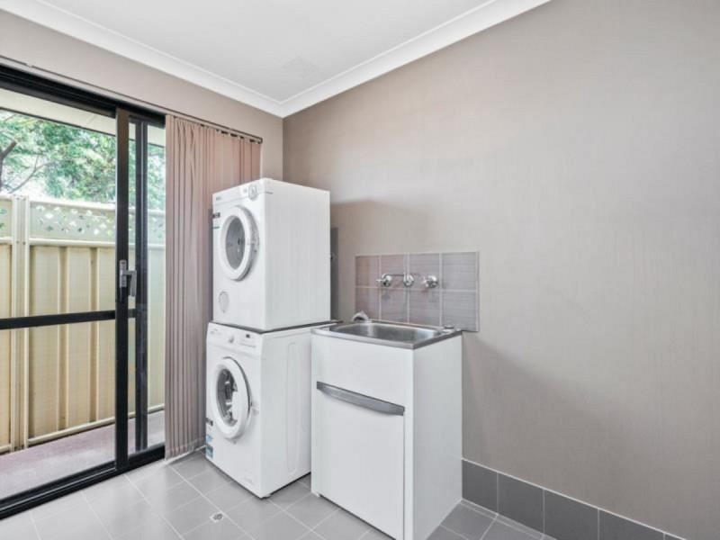 2 Keelia Vale, Lakelands WA 6180