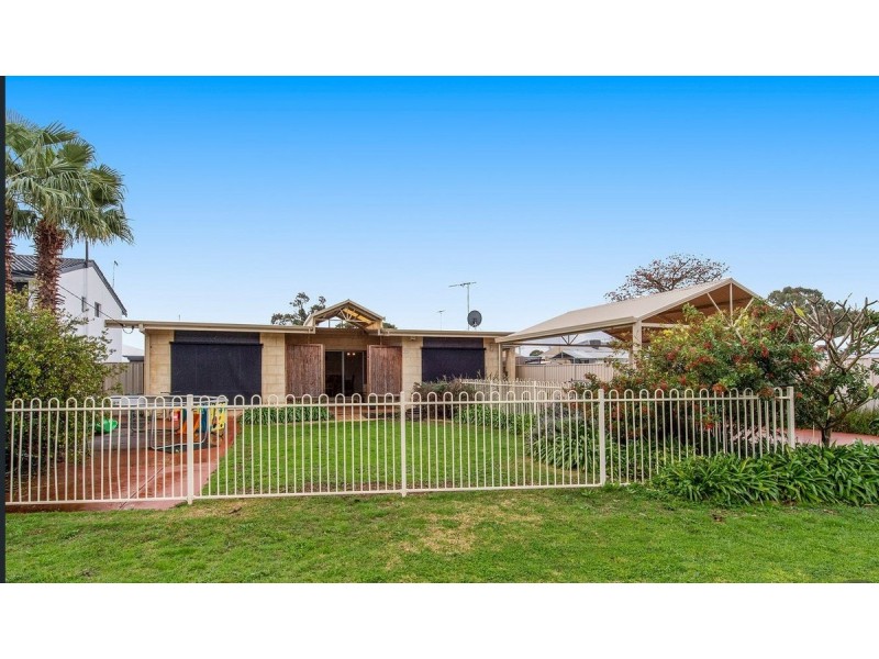 1/4 Oversby Street, Halls Head WA 6210