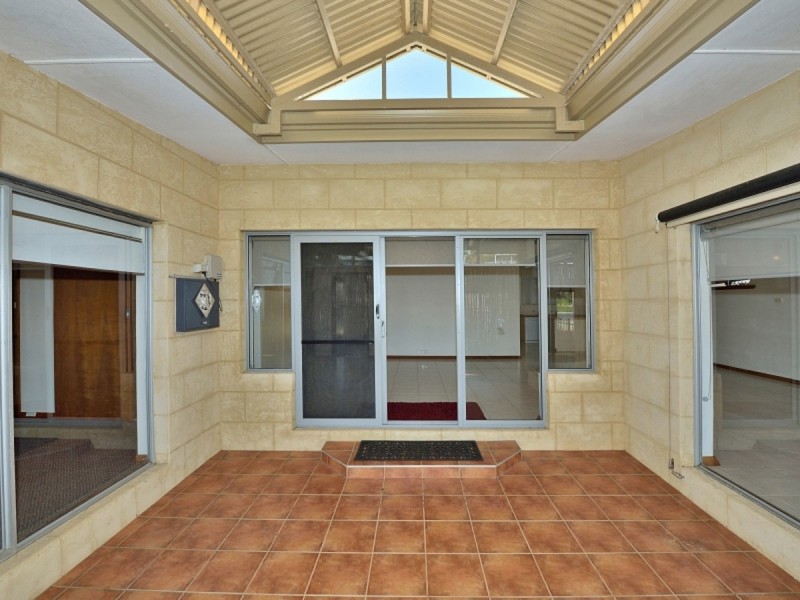 1/4 Oversby Street, Halls Head WA 6210