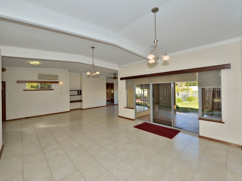 1/4 Oversby Street, Halls Head WA 6210