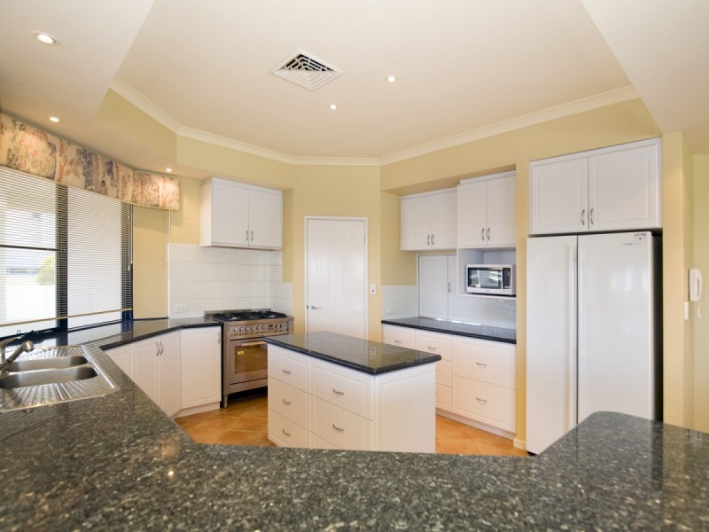 9 Specks Court, Wannanup WA 6210