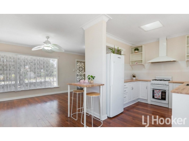 37 Barron Way, Orelia WA 6167