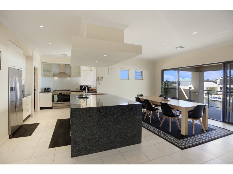 10 Brindabella Crescent, Halls Head WA 6210