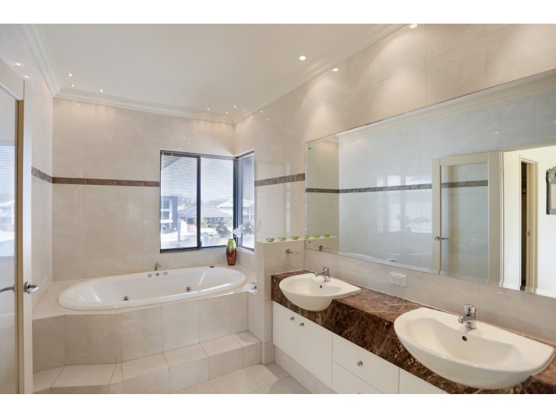 10 Brindabella Crescent, Halls Head WA 6210