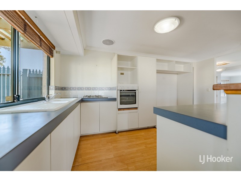 7 Suncrest Meander, Meadow Springs WA 6210
