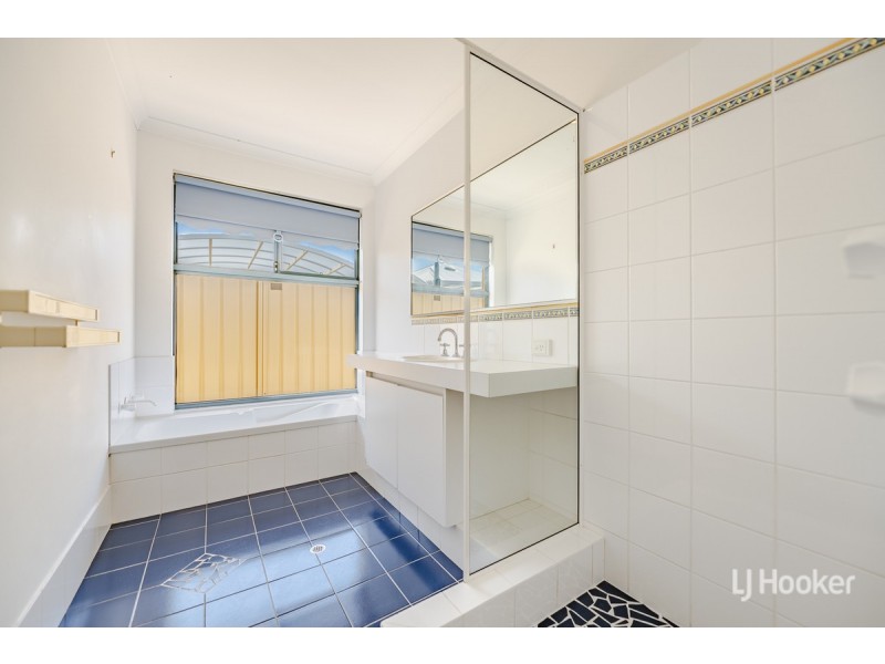 7 Suncrest Meander, Meadow Springs WA 6210