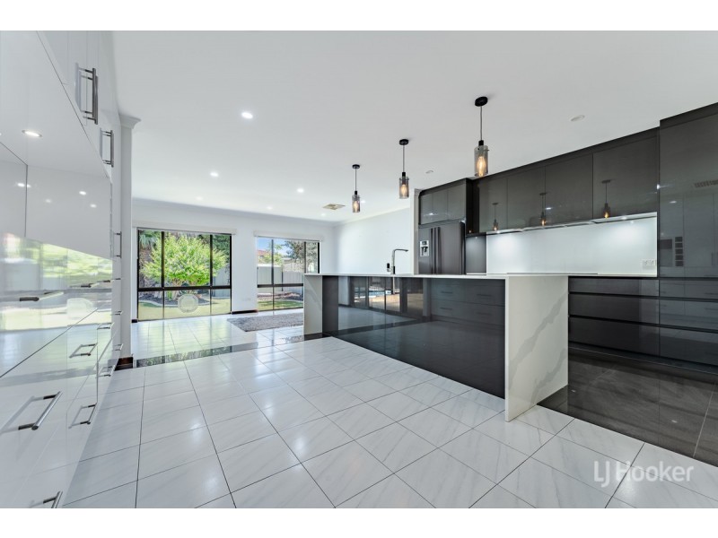 11 Moorine Court, Hillman WA 6168