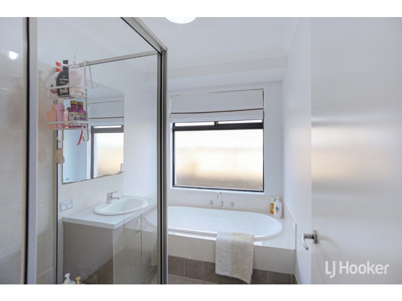 20 Poinsettia Green, Halls Head WA 6210