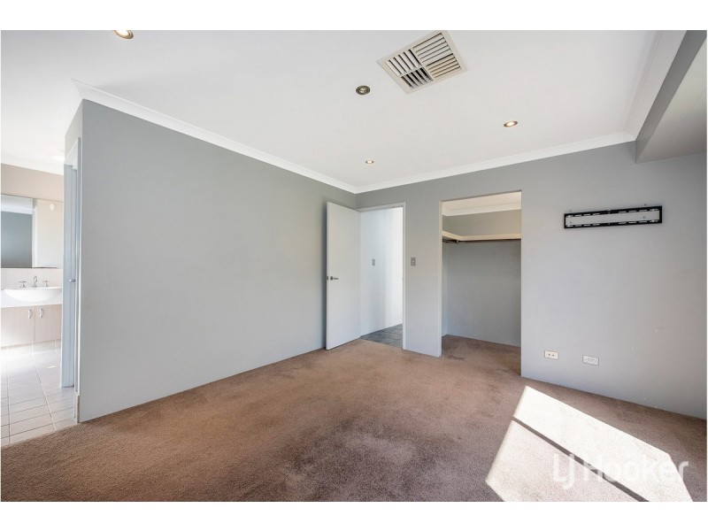 20 Poinsettia Green, Halls Head WA 6210