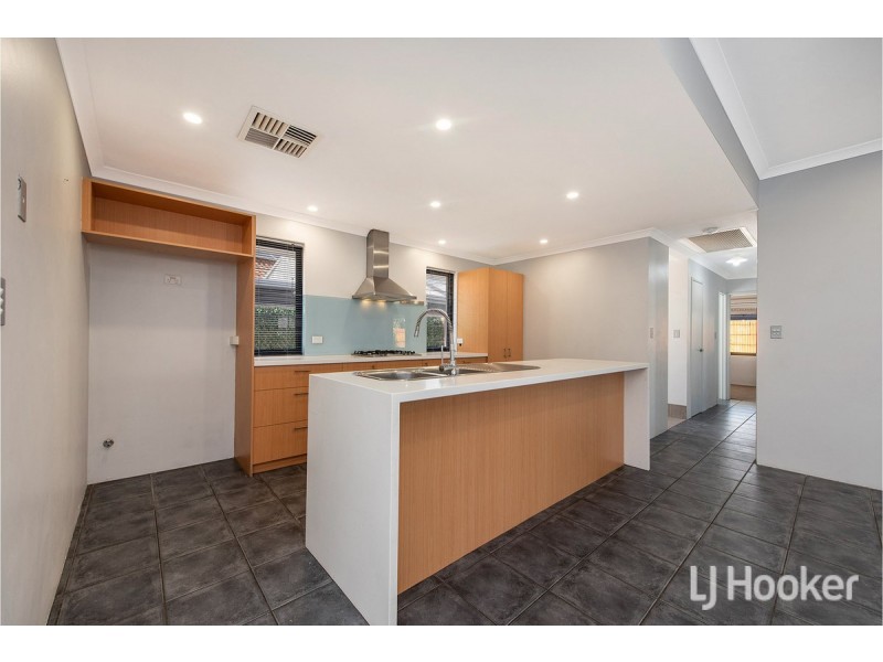 20 Poinsettia Green, Halls Head WA 6210