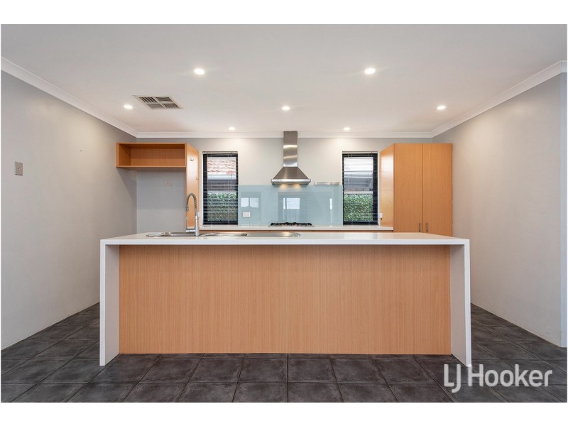 20 Poinsettia Green, Halls Head WA 6210