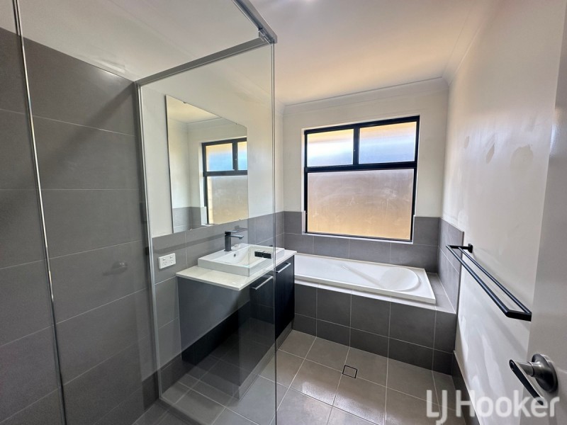 25 Kelston Approach, Lakelands WA 6180