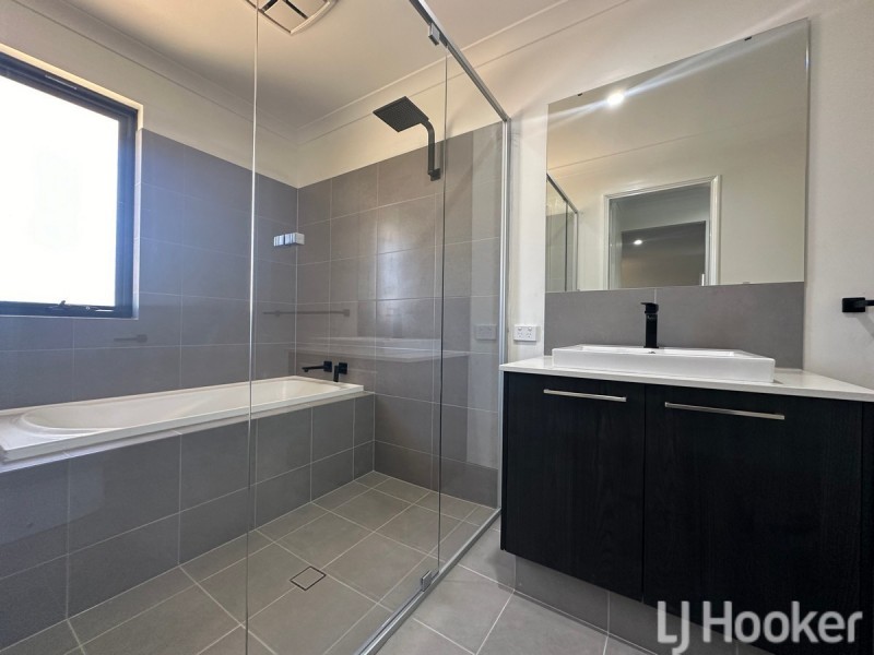 25 Kelston Approach, Lakelands WA 6180
