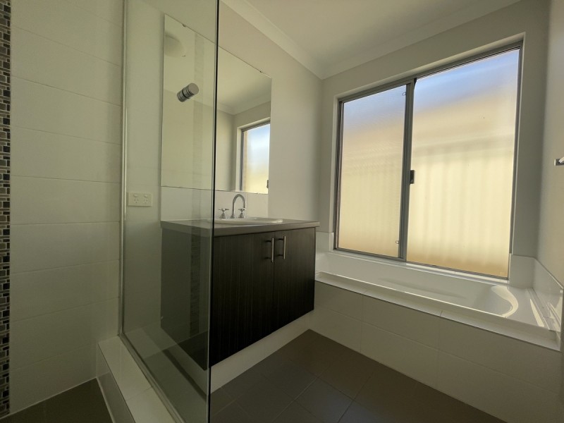 41 Ashwood Parkway, Lakelands WA 6180