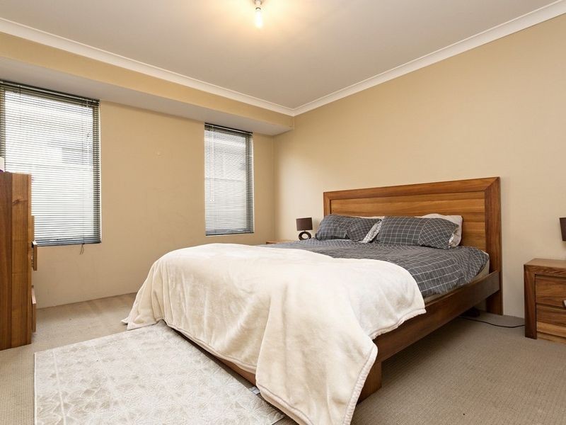 16 Heyerdahl Way, Dudley Park WA 6210
