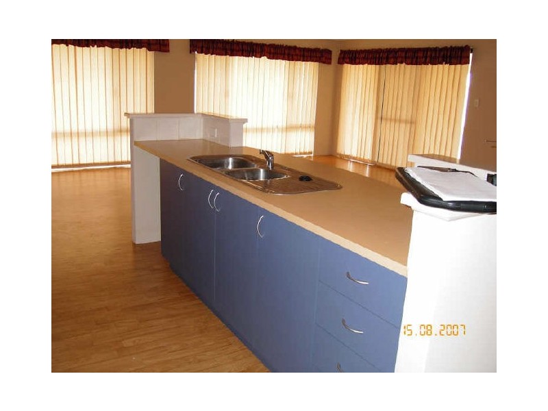 16 Royston Way, Lakelands WA 6210