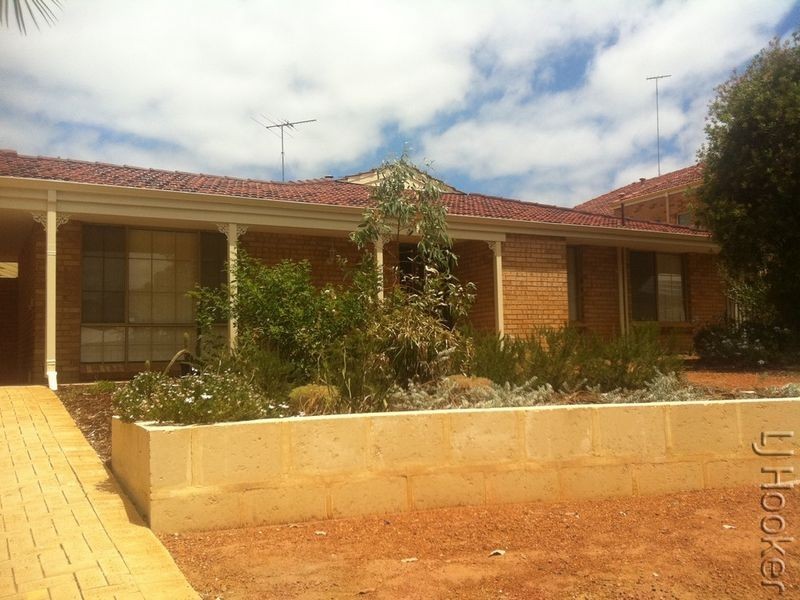 77 Oaklands Avenue, Halls Head WA 6210