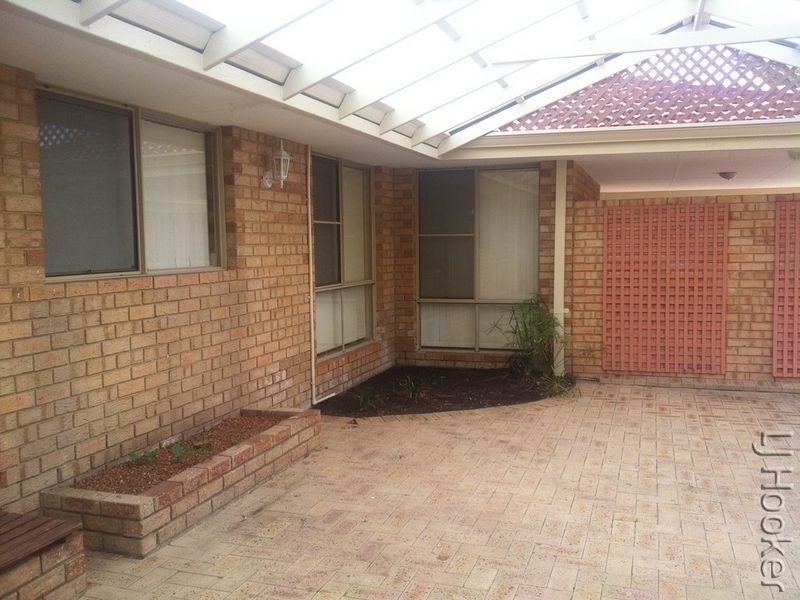 77 Oaklands Avenue, Halls Head WA 6210