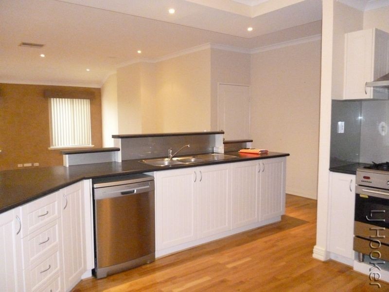 7 Whitegum Pass, Halls Head WA 6210