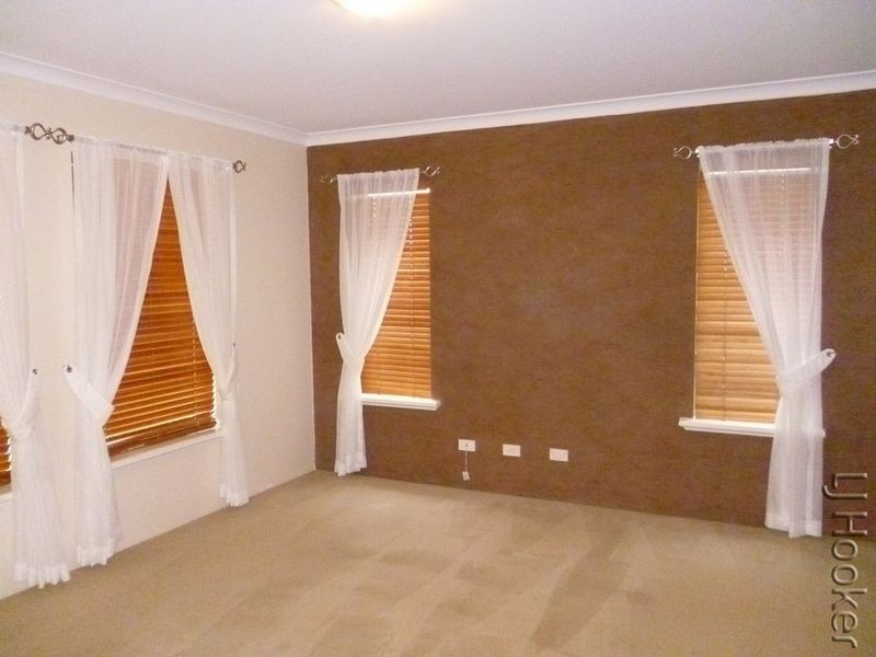 7 Whitegum Pass, Halls Head WA 6210