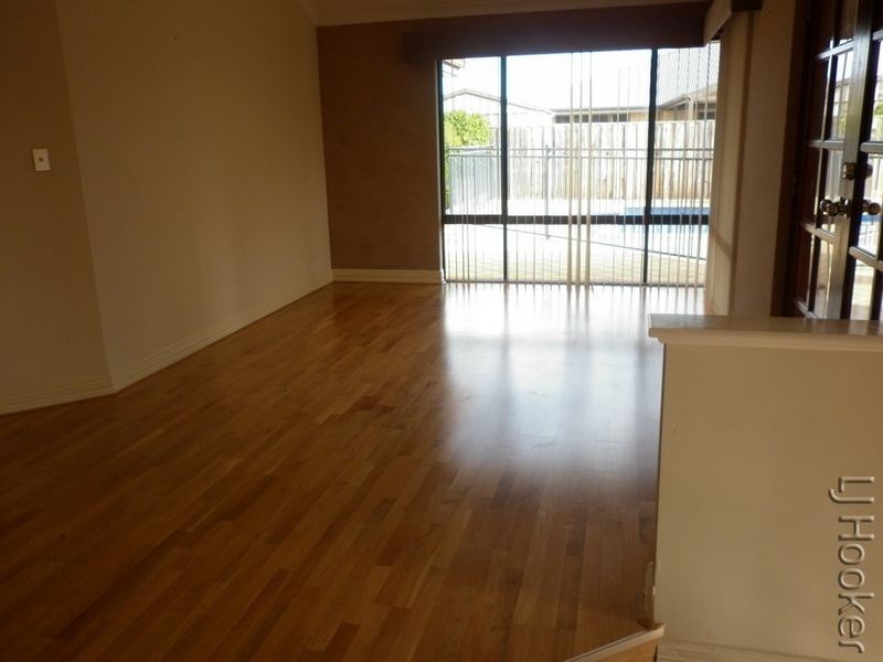 7 Whitegum Pass, Halls Head WA 6210