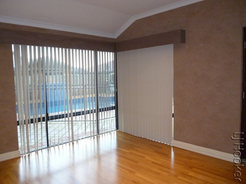 7 Whitegum Pass, Halls Head WA 6210