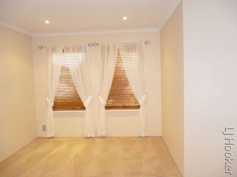 7 Whitegum Pass, Halls Head WA 6210