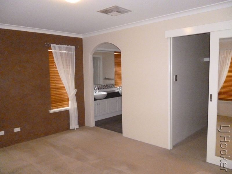 7 Whitegum Pass, Halls Head WA 6210