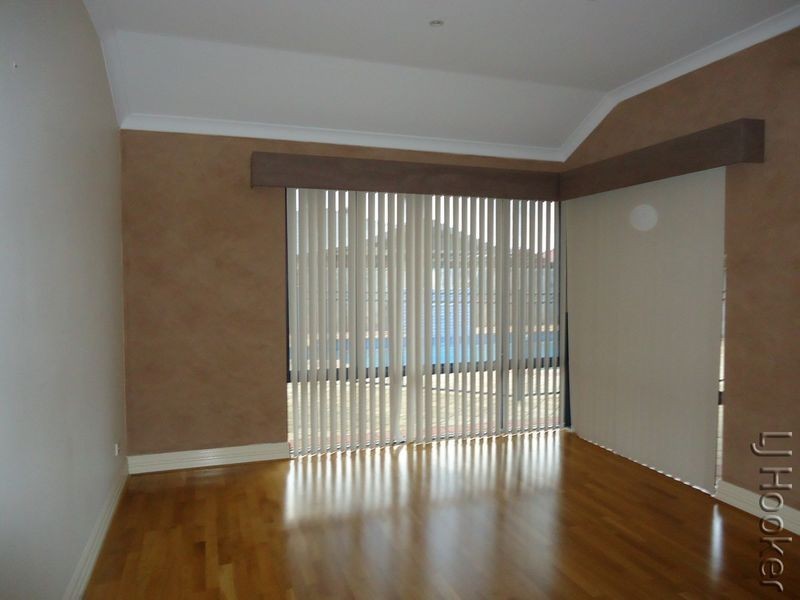 7 Whitegum Pass, Halls Head WA 6210