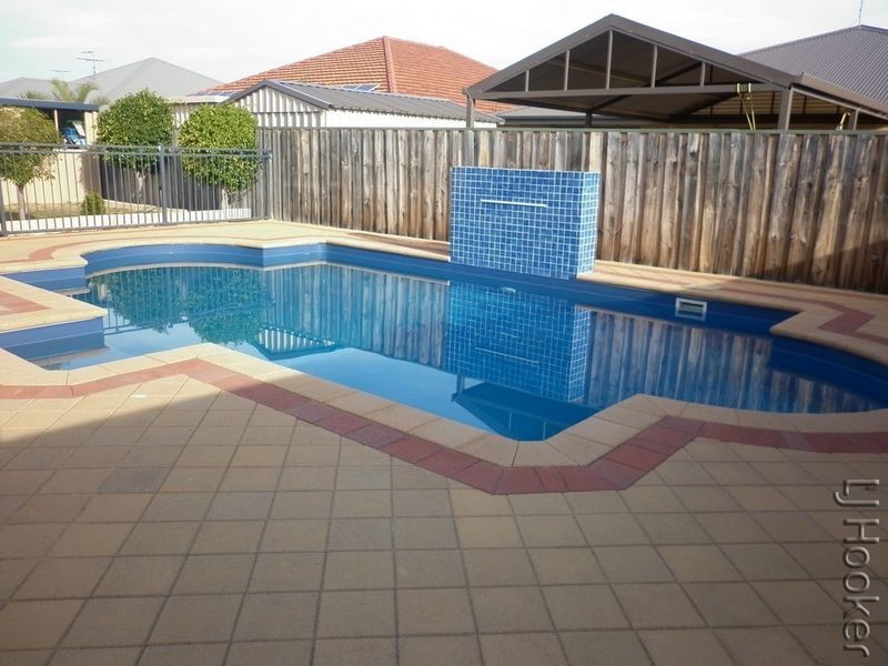 7 Whitegum Pass, Halls Head WA 6210