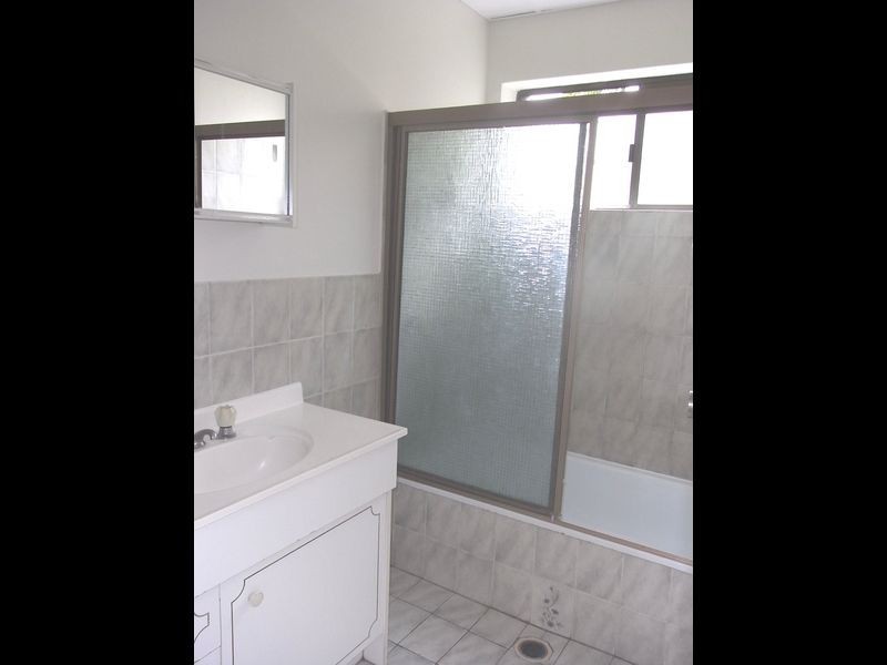 2/18 Rolle Street, Holland Park QLD 4121