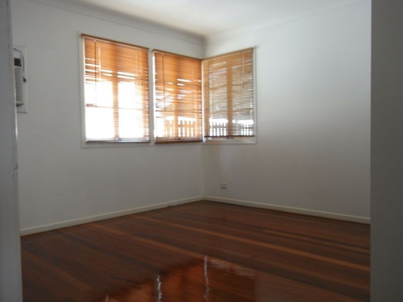 19 Glenora Street, Wynnum QLD 4178