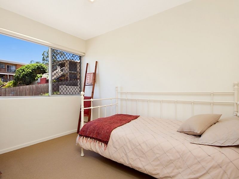 2/68 Pembroke Road, Coorparoo QLD 4151