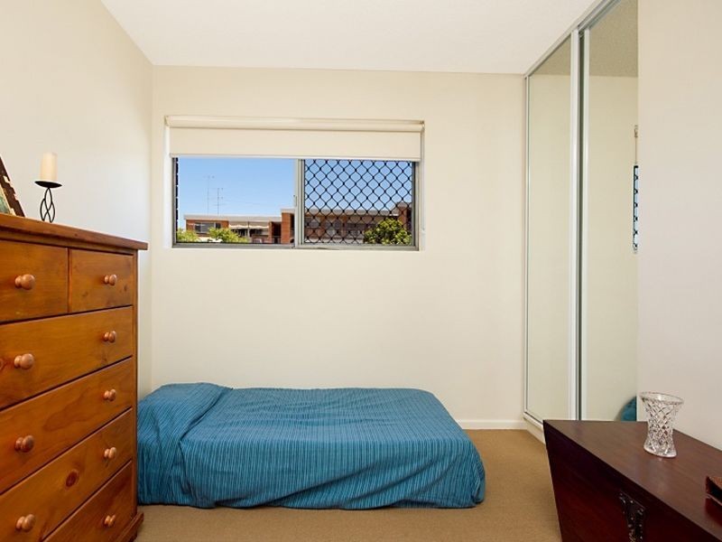 2/68 Pembroke Road, Coorparoo QLD 4151