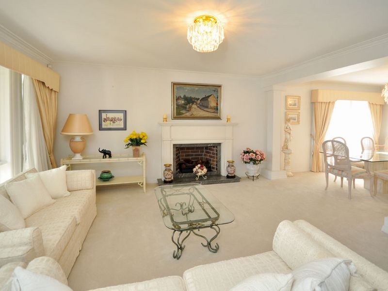 11 Pinehurst Place, Carindale QLD 4152