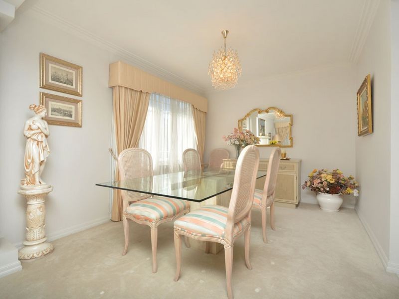 11 Pinehurst Place, Carindale QLD 4152