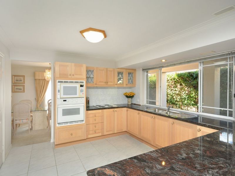 11 Pinehurst Place, Carindale QLD 4152