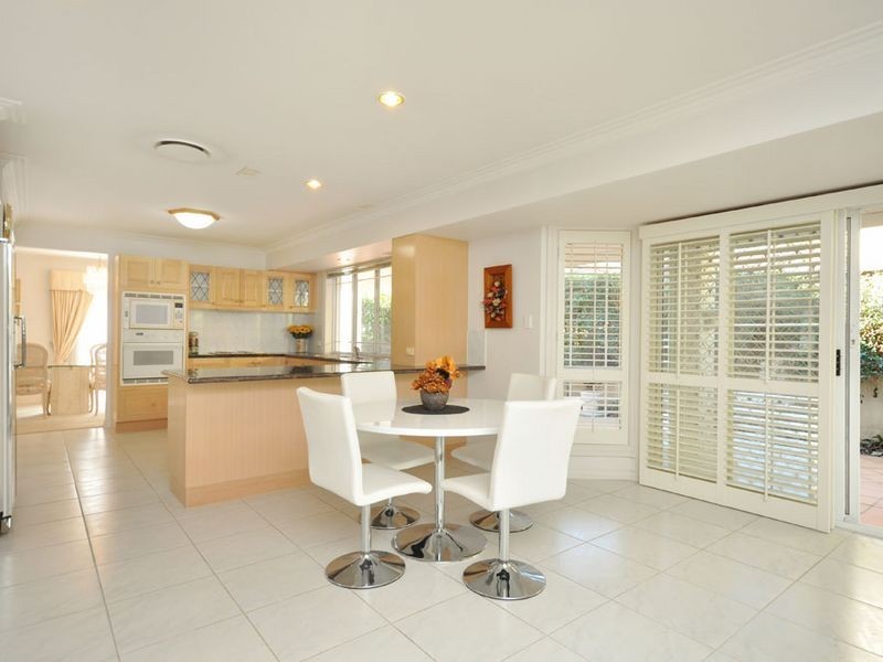 11 Pinehurst Place, Carindale QLD 4152