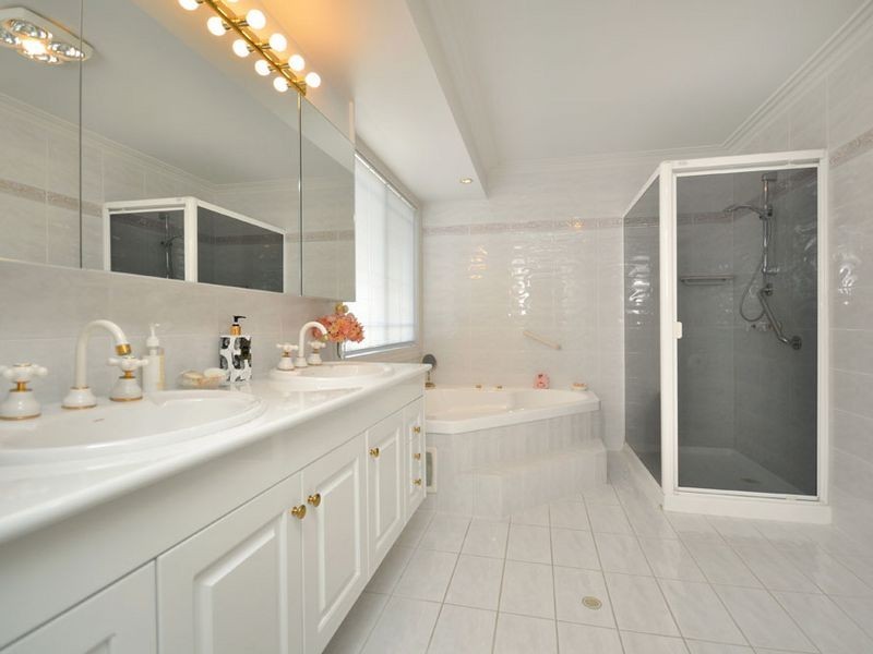 11 Pinehurst Place, Carindale QLD 4152