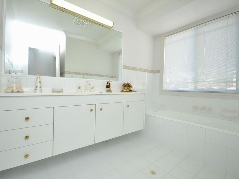 11 Pinehurst Place, Carindale QLD 4152