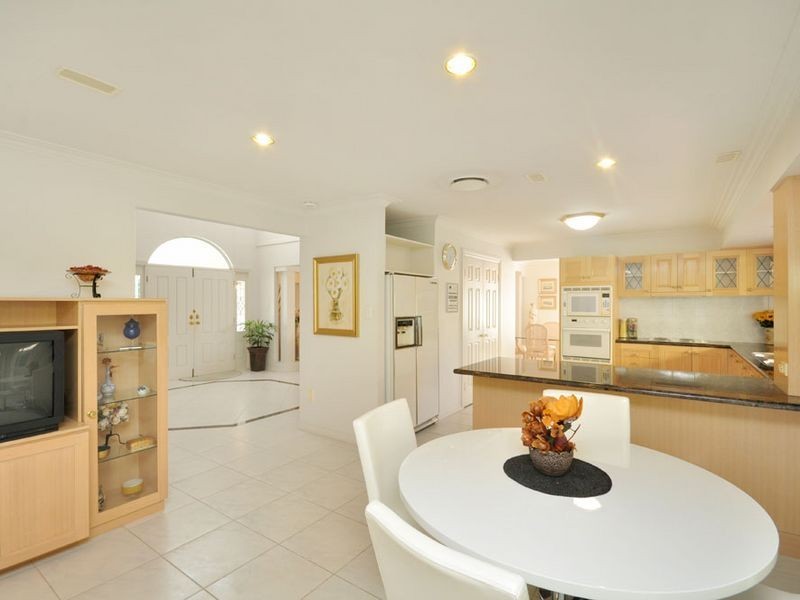 11 Pinehurst Place, Carindale QLD 4152