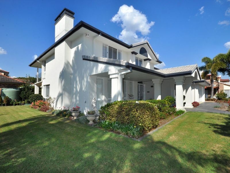 11 Pinehurst Place, Carindale QLD 4152