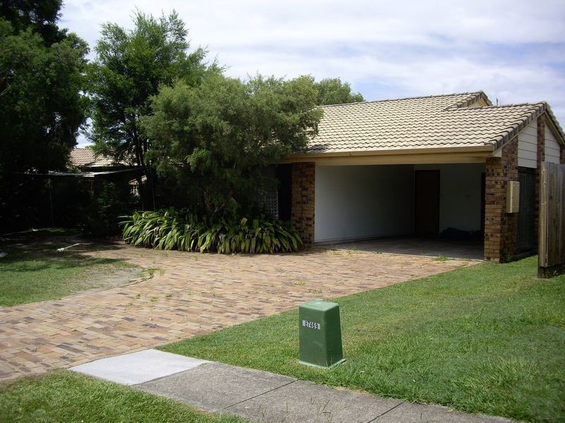 121 Meadowlands Road, Carindale QLD 4152